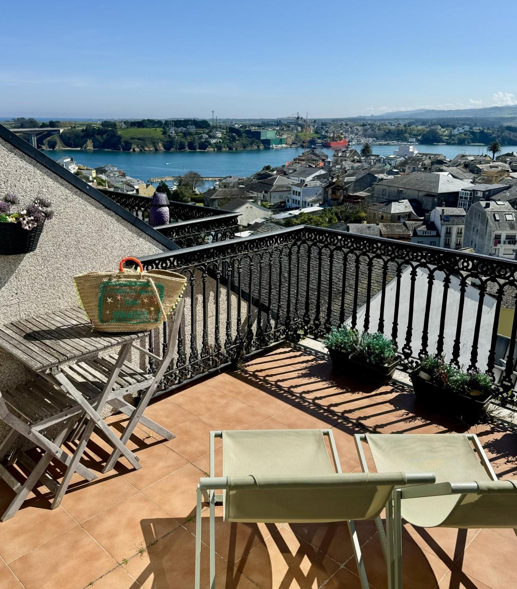 Moderno Piso Con La Mejor Terraza De Ribadeo Y Vistas Maravillosas Buitenkant foto